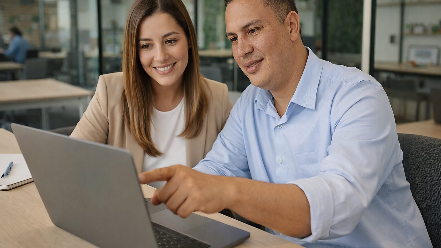 Asesoría en coworking revisando el computador