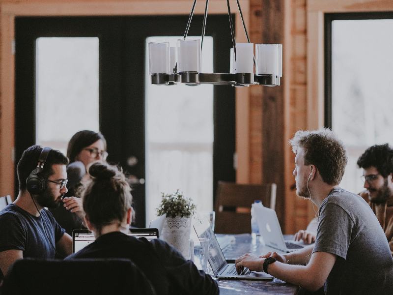 Personas trabajando con computadores y análisis